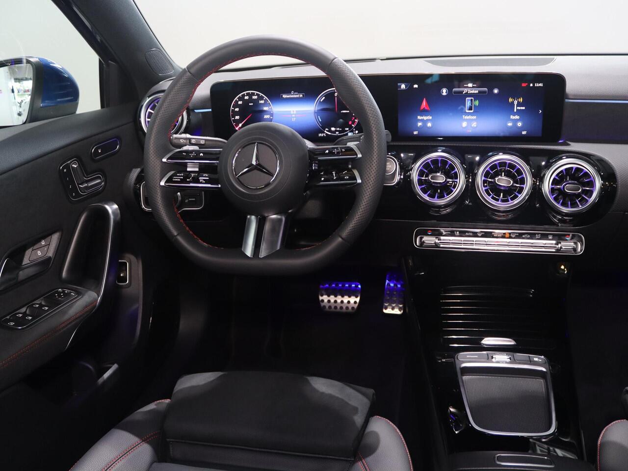 Mercedes-Benz A-KLASSE 250 e Star Edition AMG Line | AMG Line Plus | Panoramaschuifdak | Head-up display | Multibeam LED | Elektrisch voorstoelen met geheugen |