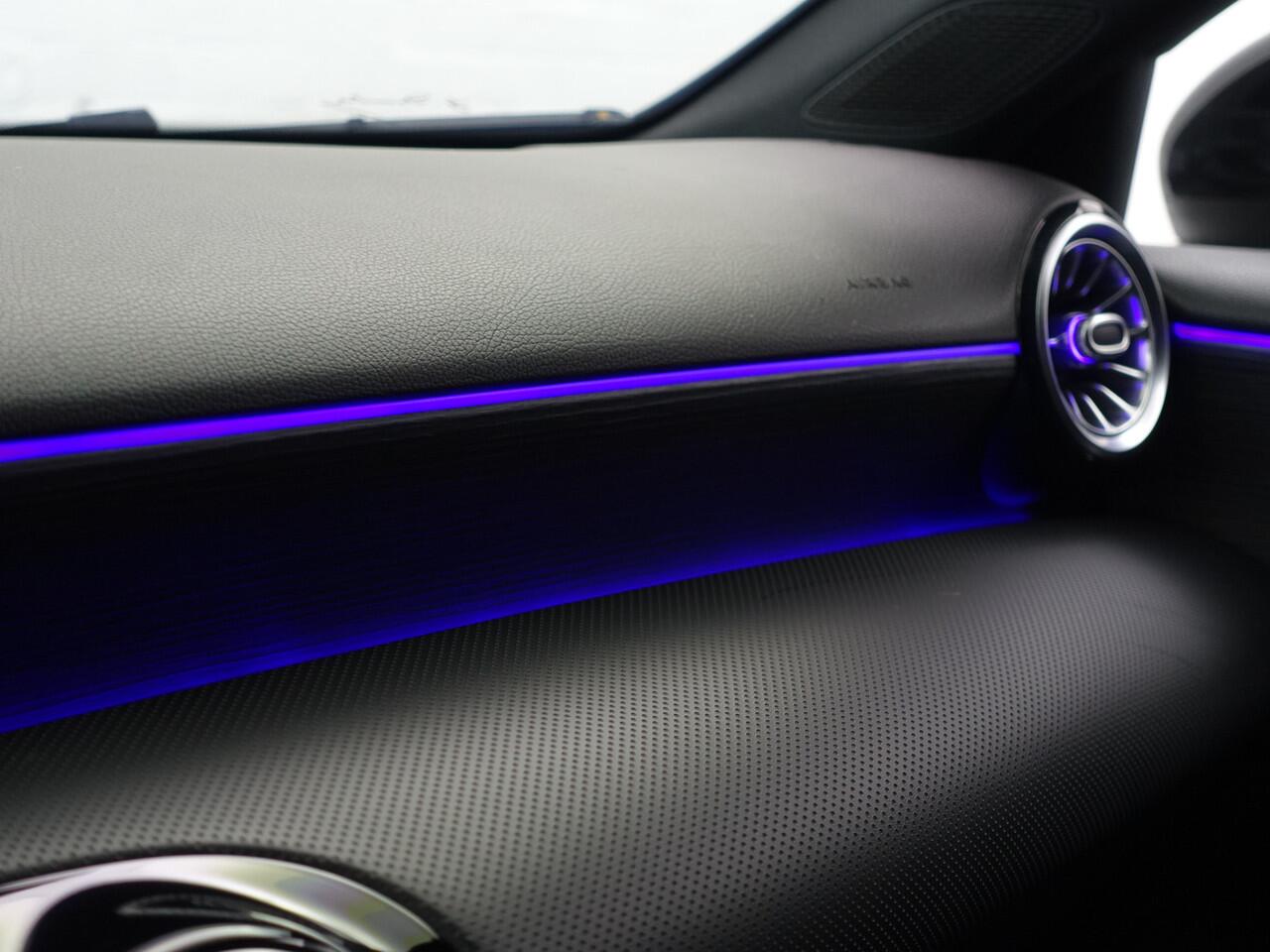 Mercedes-Benz A-KLASSE 250 AMG Premium Plus Aut- Sport Uitlaat, Panoramadak, Sfeereverlichting, Xenon Led, Stoelverwarming