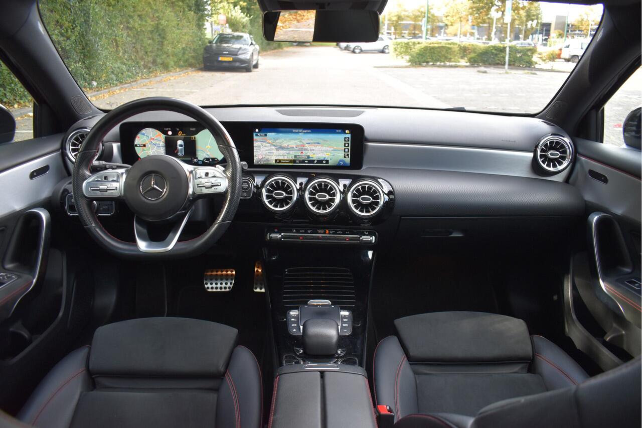Mercedes-Benz A-KLASSE 200 Business Solution AMG Night 163pk | Pano.dak | Camera | Sfeerverlichting | Virtual cockpit | Carplay | Stoelverwarming | Dodehoekdetectie