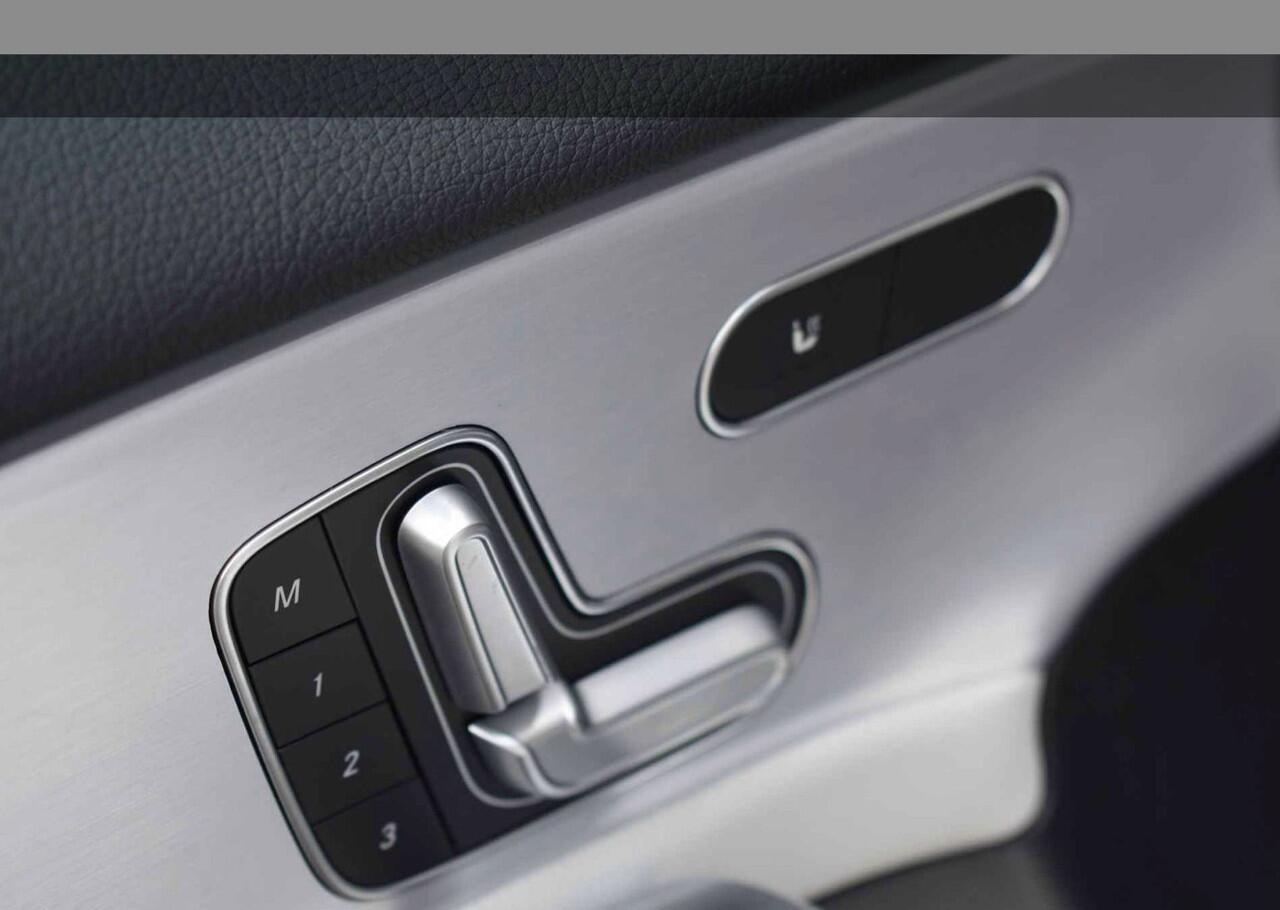 Mercedes-Benz A-KLASSE 250 e Business Solution AMG Limited l Panoramaschuifdak l DISTRONIC PLUS l Trekhaak l l Memory stoelen l 360 camera l Sfeerverlichting l Apple CarPlay l Leder l Stoelverwarming l Widescreen l Sfeerverlichting l Airco l LED l Keyless Go l Night pakket l LE