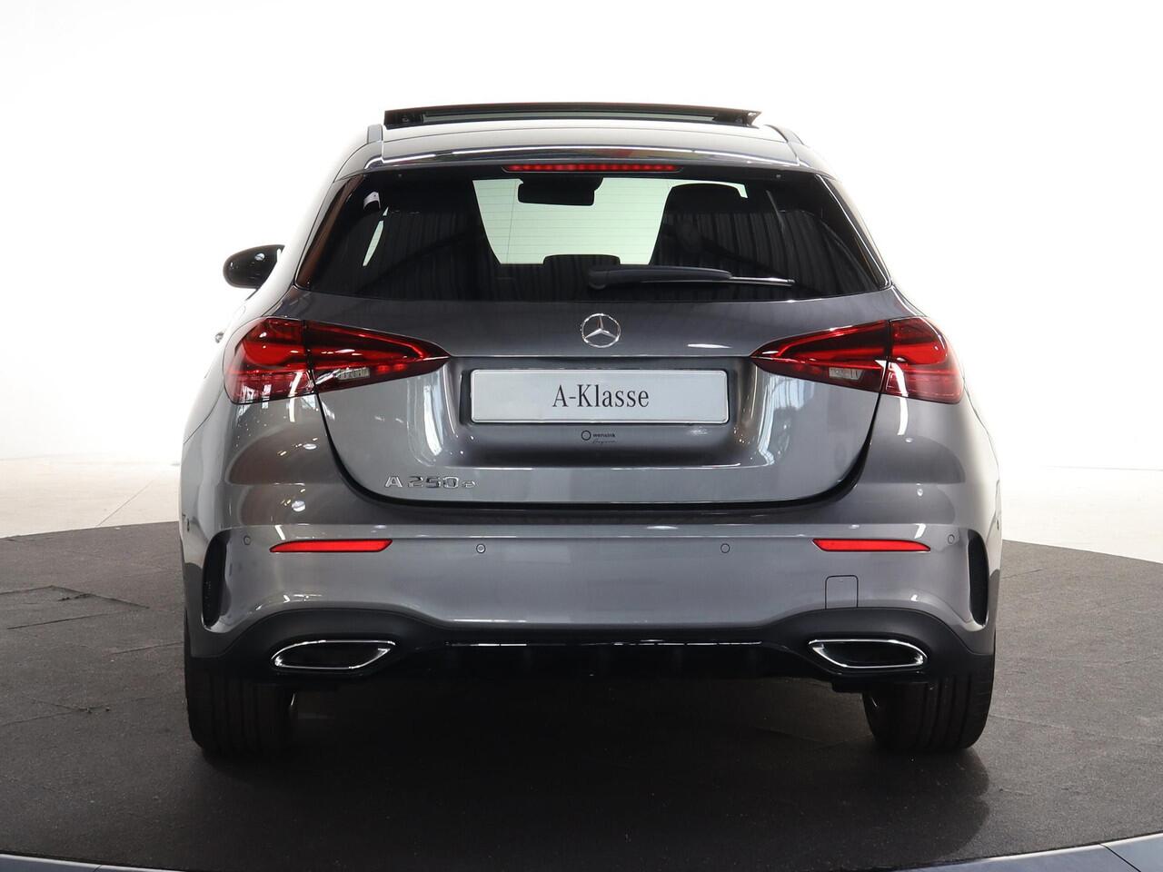 Mercedes-Benz A-KLASSE 250e Star Edition AMG Line | Night | Panoramadak | Sfeerverlichting | Stoelverwarming | Parkeercamera |