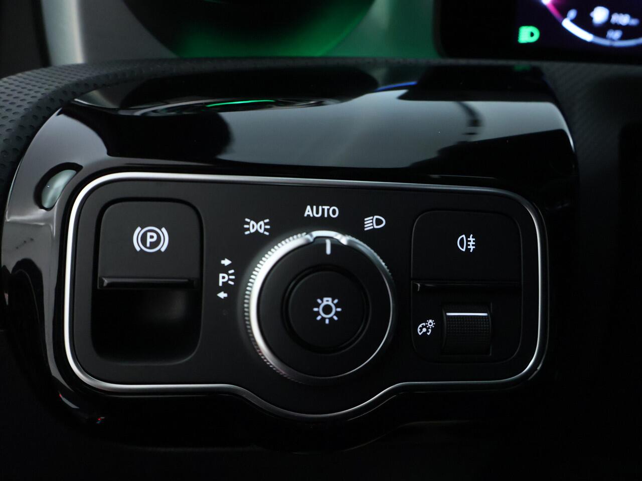 Mercedes-Benz A-KLASSE 250 e Business Solution AMG | Nightpakket | AMG Line Plus pakket | Parkeerpakket met 360°-camera | KEYLESS GO-comfortpakket | Verwarmde stoelen vooraan | Extra USB-poorten | Dodehoekassistent | Head-up display |