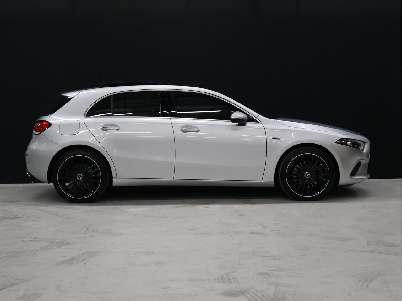 Mercedes-Benz A-KLASSE 250 e Sport [SCHUIFKANTELDAK, LED, CAMERA, MEMORY SEATS, APPLE CARPLAY, BURMESTER SOUND, ANDROID, VOL LEDER, NIEUWSTAAT]