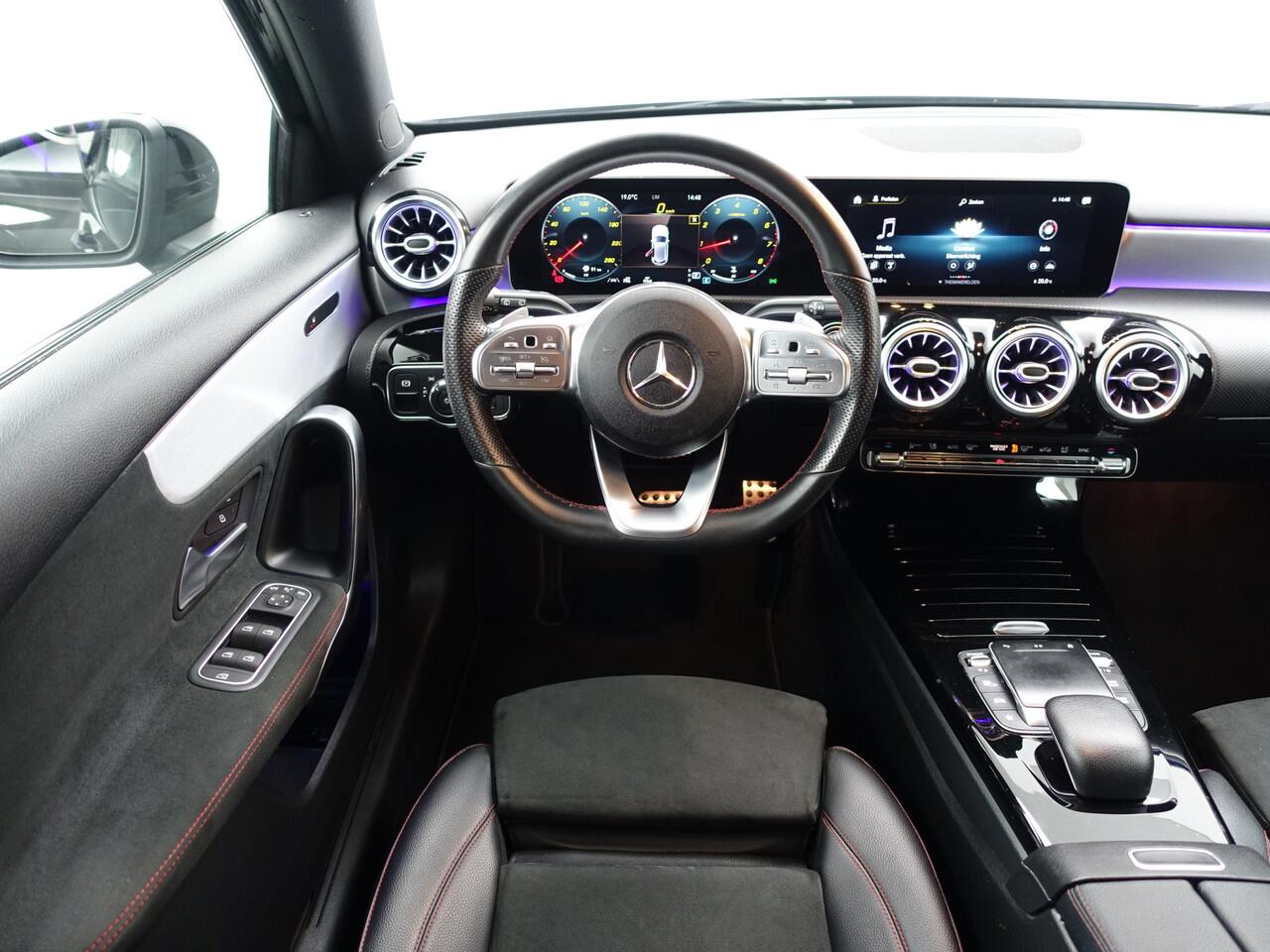 Mercedes-Benz A-KLASSE 180 AMG Night Edition Aut- Xenon Led, Camera, Stoelverwarming, Sfeerverlichting, Sport Alcantara Interieur