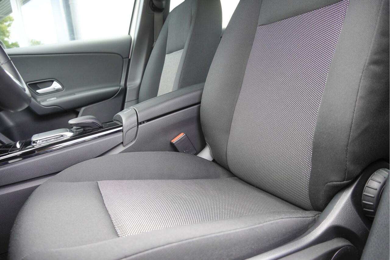 Mercedes-Benz A-KLASSE 180 Automaat! 5drs Business Solution BJ2021 Lmv 16" | Led V+A | Pdc | Navi | Elek. trekhaak | Achteruitrijcamera | Virtual cockpit | Climate control | Cruise control | Verwarmde voorstoelen | Getint glas