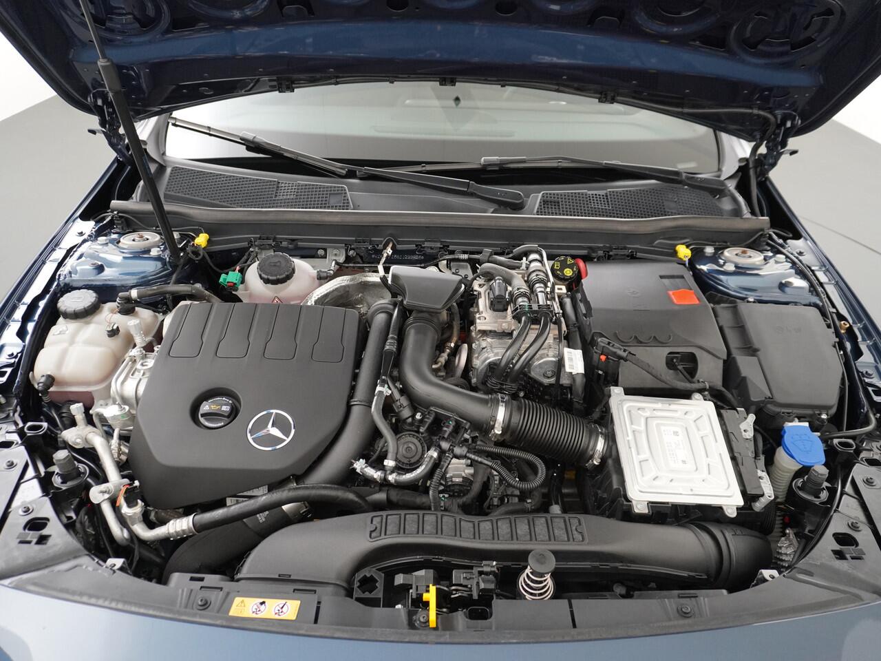 Mercedes-Benz A-KLASSE 250e AMG // Panoramadak // Memory // Trekhaak // Keyless // Carplay // Sfeerverlichting // MultiBeam LED // Night Pakket // Augmented Reality