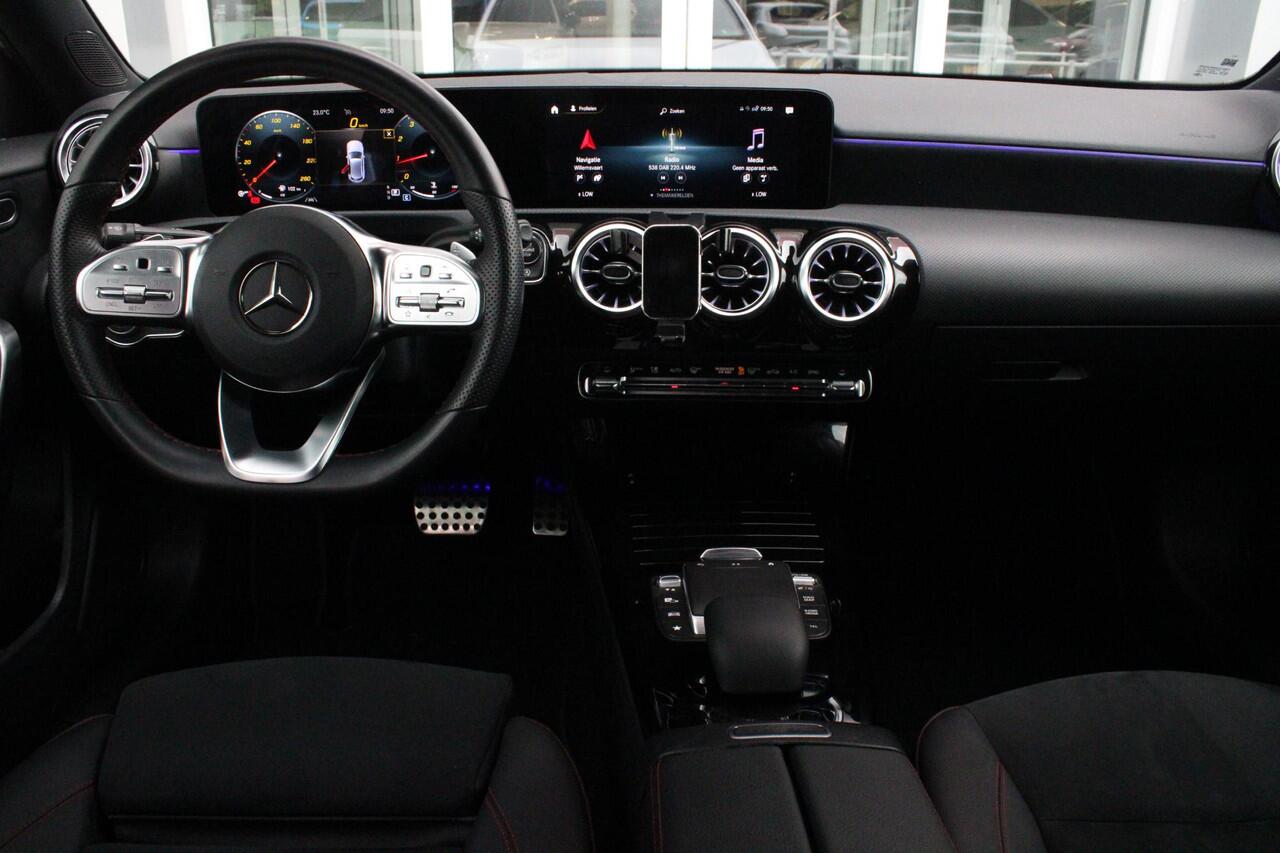 Mercedes-Benz A-KLASSE 180 136PK AMG LINE AUTOMAAT | PANORAMISCH SCHUIF/KANTEL DAK | KEYLESS ENTRY / GO | NAVIGATIE | ACHTERUITRIJ CAMERA | PARKEERSENSOREN VOOR EN ACHTER | HIGH PERFORMANCE LED KOPLAMPEN | STOEL VERWARMING | SPIEGEL PAKKET | NIGHT PAKKET | LICHTMETALEN VELGEN 1