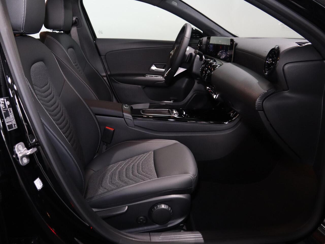 Mercedes-Benz A-KLASSE 180 Business Solution | Dodehoekassistent | Achteruitrijcamera | Apple CarPlay