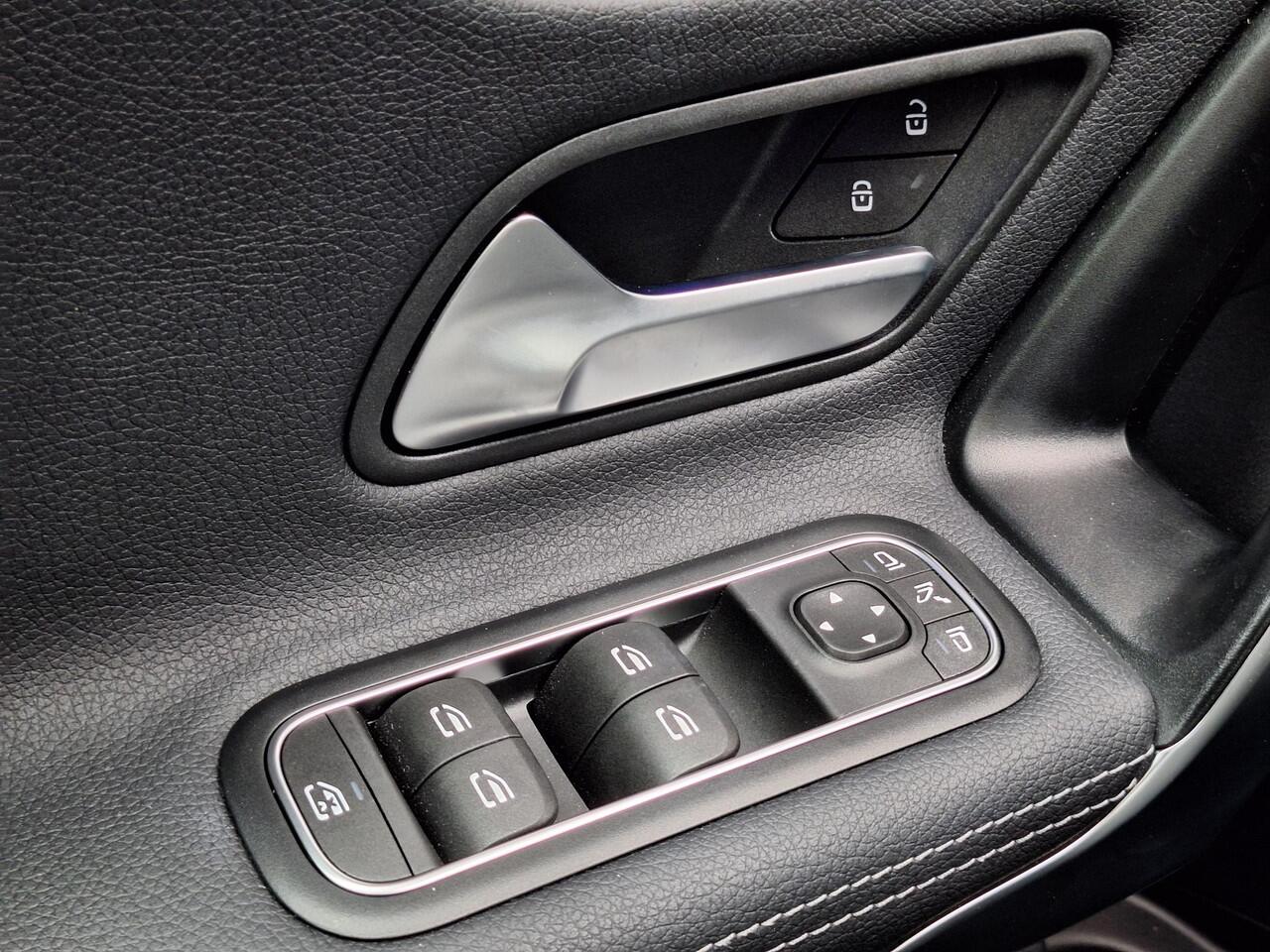 Mercedes-Benz A-KLASSE 180 Star Edition Luxury | Panoramadak | Trekhaak | Achteruitrijcamera | Dodehoekassistent | Donkergetint Glas Achter | Sfeerverlichting | Stoelverwarming | Keyless-GO | Parkeersensoren | Elektrisch Inklapbare Buitenspiegels