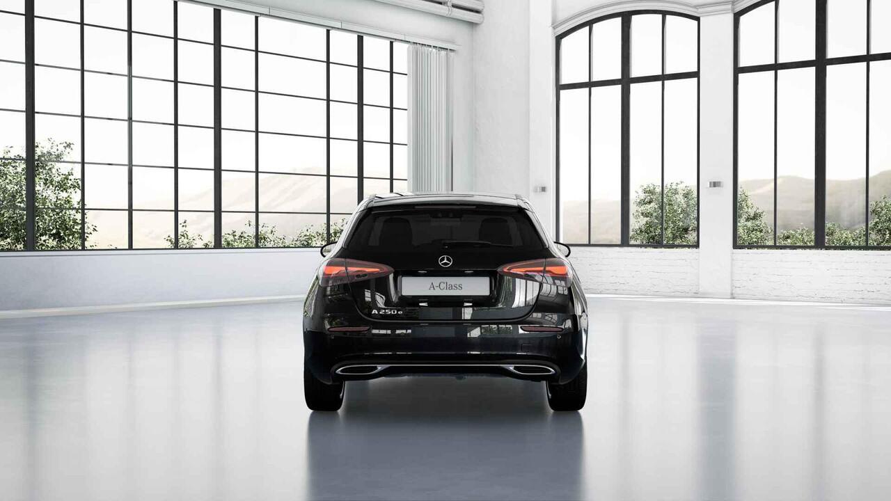 Mercedes-Benz A-KLASSE 250e Business Solution Luxury | Panoramaschuifdak | 18 inch velgen | Driving Assistance Package | Achteruitrijcamera | Dodehoekassistent |