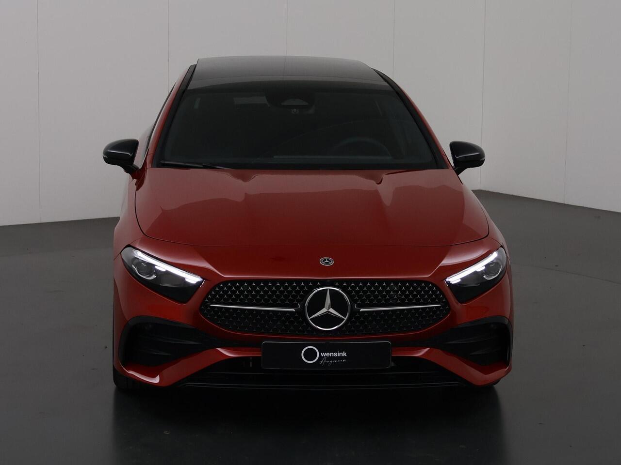 Mercedes-Benz A-KLASSE 180 Business Solution AMG | Night pakket | 19 inch velgen | Panoramadak | Keyless entry |