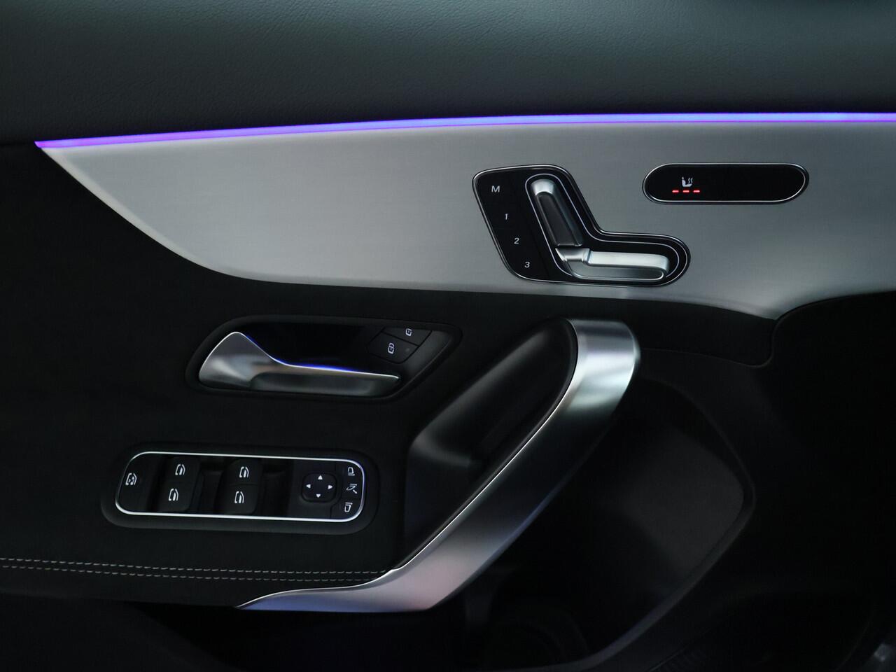 Mercedes-Benz A-KLASSE 180 Business Solution AMG | AMG Line Plus pakket | Nightpakket | Parkeerpakket met 360°-camera | KEYLESS GO | Extra USB-poorten | MULTIBEAM LED | Head-up display | Dodehoekassistent |