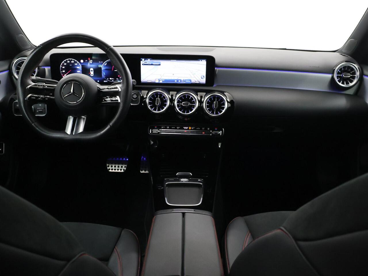 Mercedes-Benz A-KLASSE 250 e AMG Line | Night pakket | Stoelverwarming | Achteruitrijcamera | Keyless |