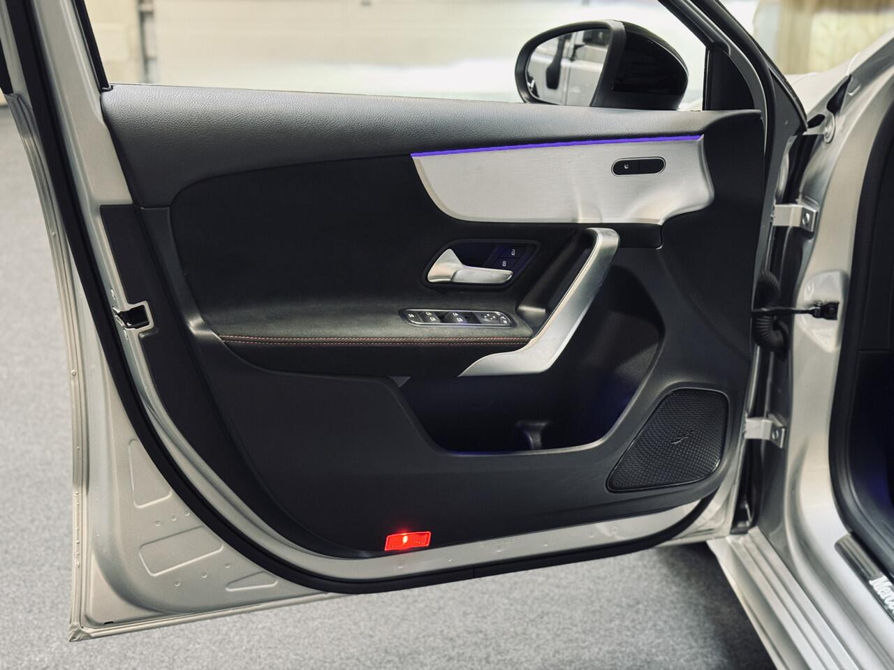 Mercedes-Benz A-KLASSE 200 AMG Night | Panorama | Multibeam | Sfeer