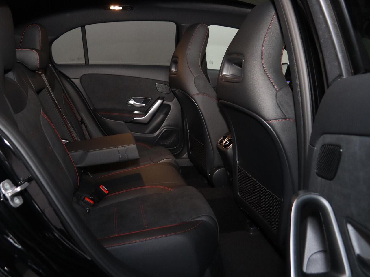 Mercedes-Benz A-KLASSE 180 Business Solution AMG | Panoramaschuifdak | Premium plus | Head-Up | Stoelverwarming | Achteruitrijcamera | MULTIBEAM LED |