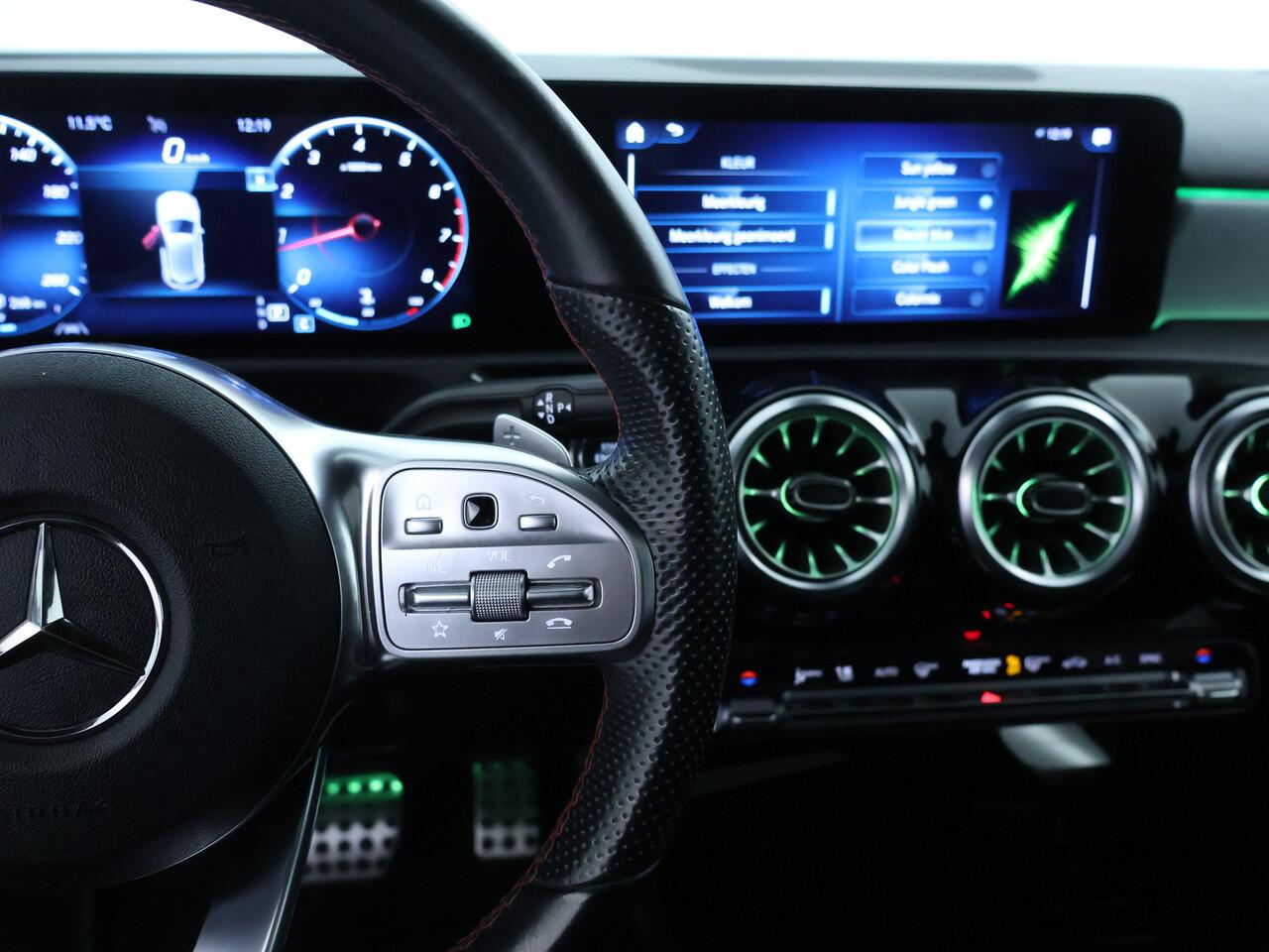 Mercedes-Benz A-KLASSE 180 Business Solution AMG AMG Line | Night Pakket |Schuif-Kanteldak | Sfeerverlichting | MultiBeam koplampen | Memory Voorstoelen. Inclusief 24 maanden MB Certified garantie voor Europa.