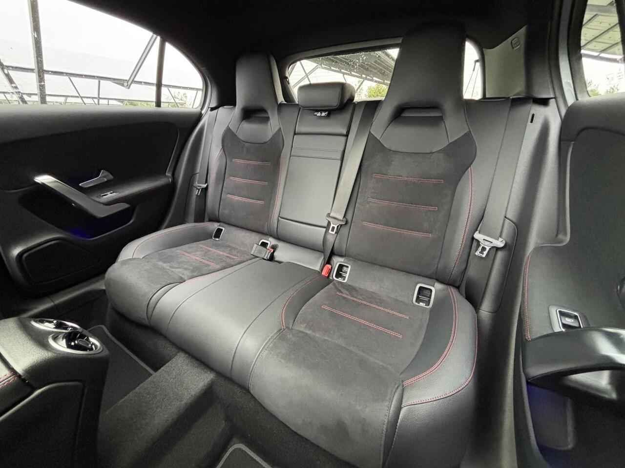 Mercedes-Benz A-KLASSE 180 Business Solution AMG | Night | Panoramaschuifdak | Achteruitrijcamera | Sfeerverlichting | MULTIBEAM LED | 19 inch AMG-velgen |