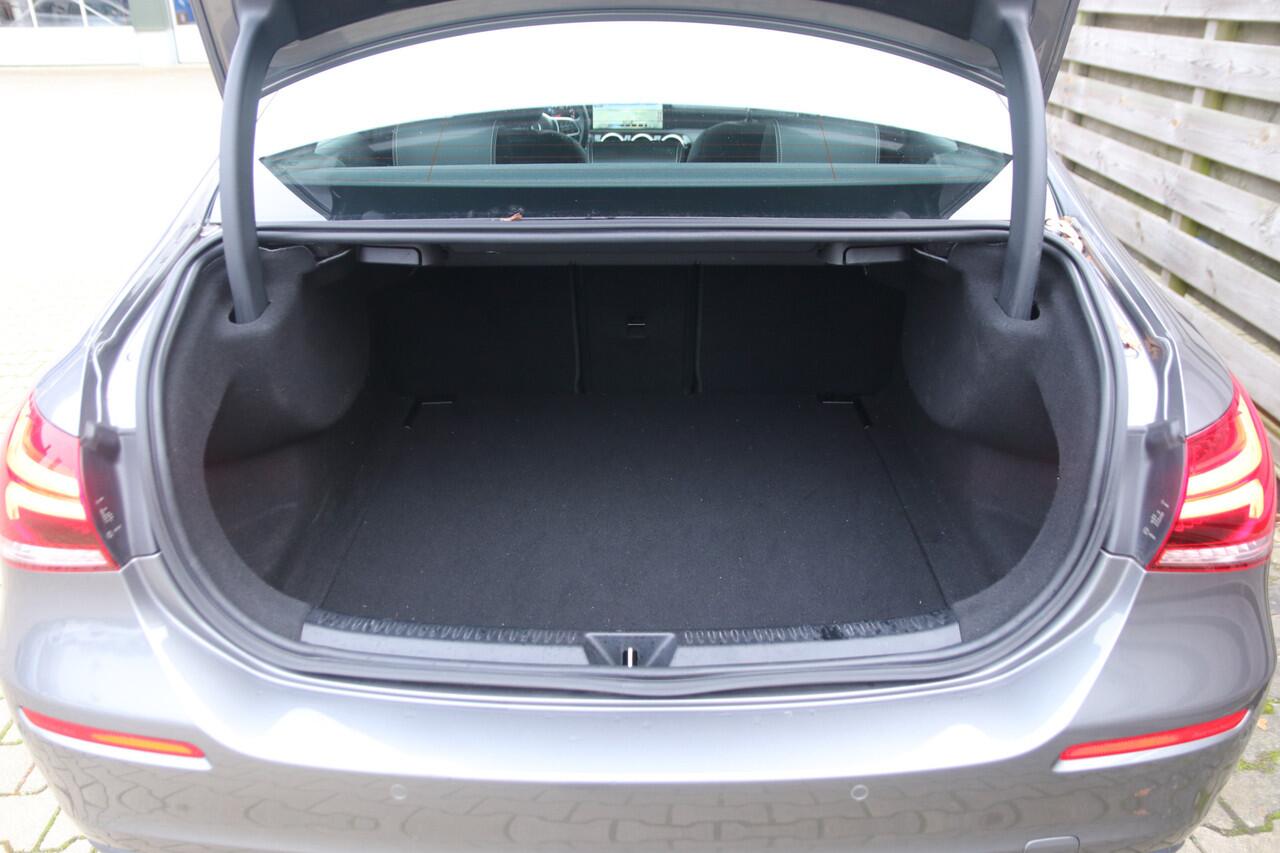 Mercedes-Benz A-KLASSE 180 Business Solution / Navi / Climate / Stoelverwarming