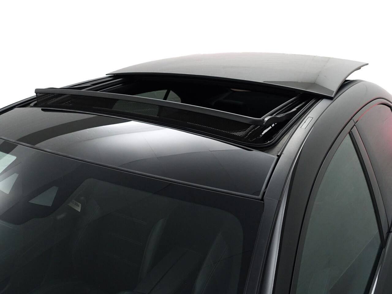 Mercedes-Benz A-KLASSE 250 e AMG Premium Plus Aut- Panoramadak, Sfeerverlichting, Carplay, Android Auto, Camera, Stoelverwarming