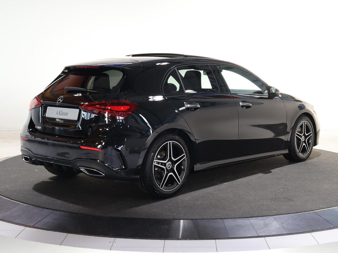 Mercedes-Benz A-KLASSE 180 Business Solution AMG | Panoramaschuifdak | Stoelverwarming | Achteruitrijcamera | MULTIBEAM LED | Night Pakket |