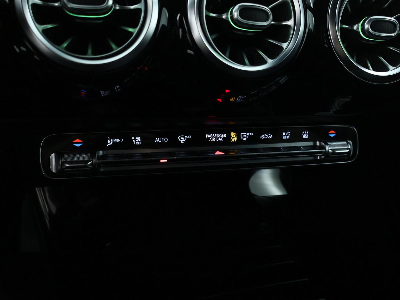 Mercedes-Benz A-KLASSE 250 e Progressive | Parkeerpakket met Camera | Sfeerverlichting | LED | Car Play | Cruise Controle | Inclusief 24 maanden Mercedes-Benz Certified garantie voor Europa.