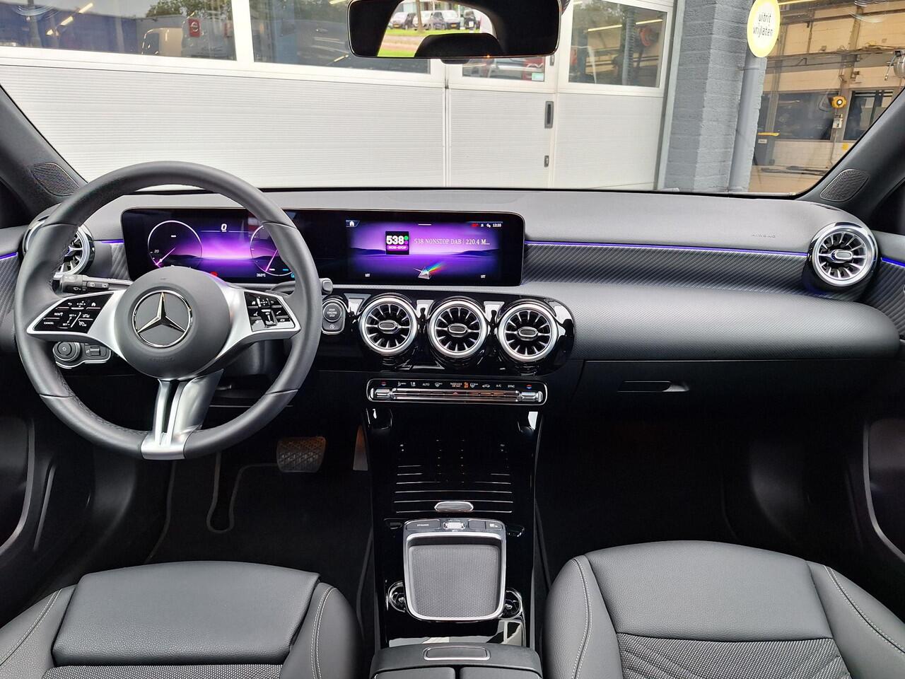 Mercedes-Benz A-KLASSE 180 Star Edition Luxury | Night Pakket | Achteruitrijcamera | Sfeerverlichting | Dodehoekassistent | Stoelverwarming | Parkeersensoren | Keyless-GO | Elektrisch Inklapbare Buitenspiegels