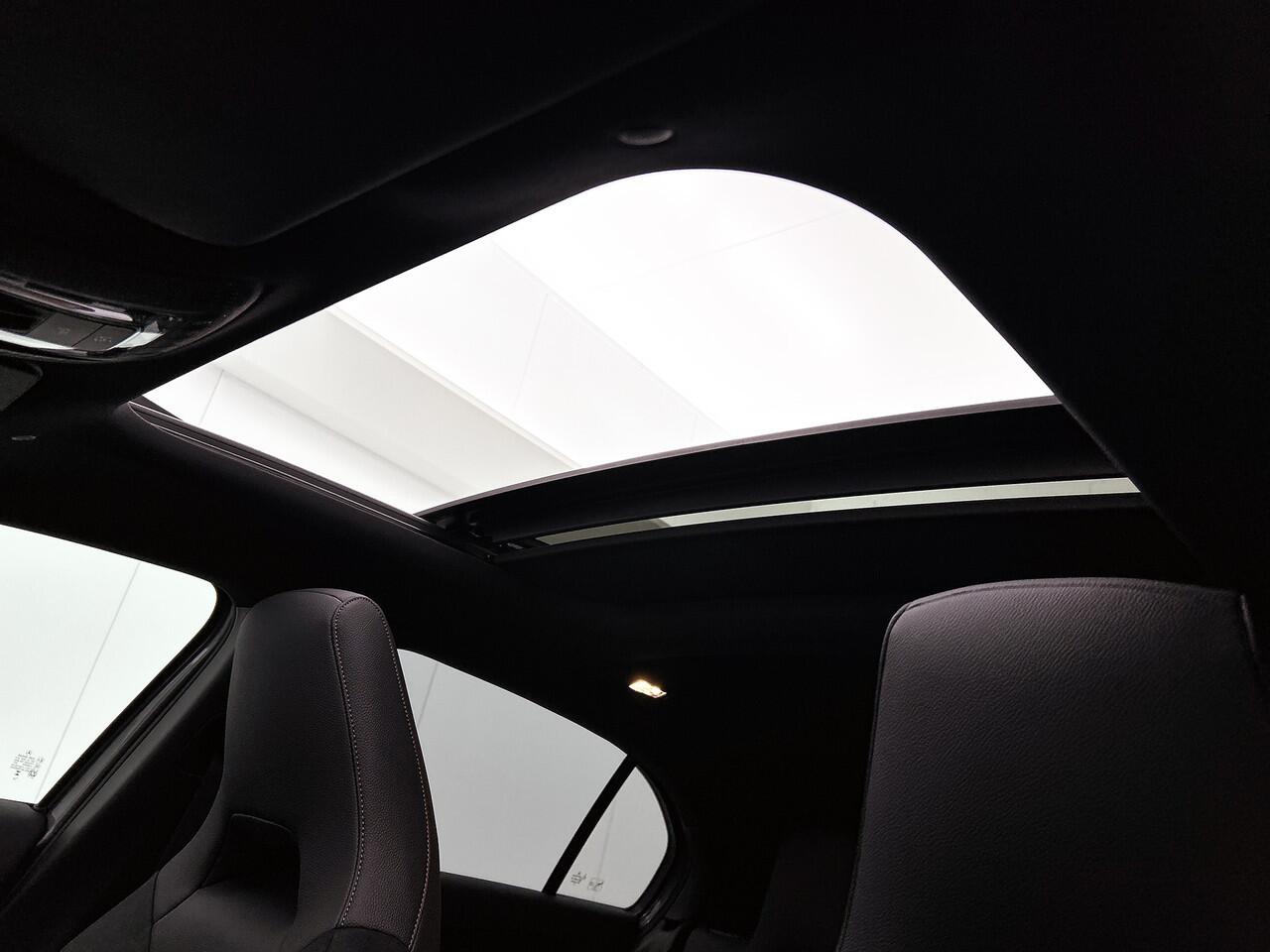 Mercedes-Benz A-KLASSE 250 e Business Solution AMG | Trekhaak | Nightpakket | Multibeam LED | Stoelverwarming voor | Panoramaschuifdak | Smartphone-integratie |