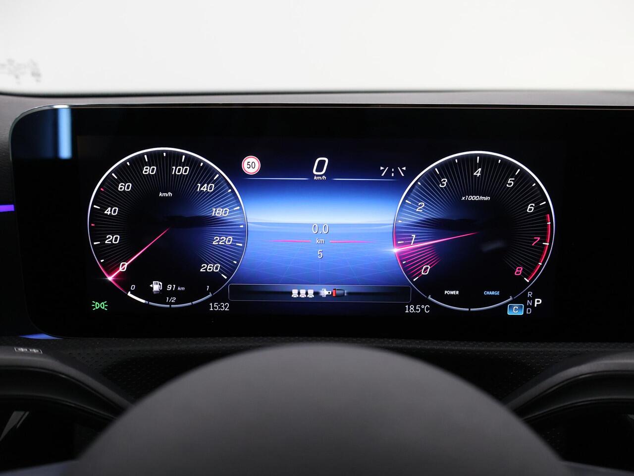 Mercedes-Benz A-KLASSE 180 Business Solution AMG | Elektrisch bedienbaar panorama-dak | Achteruitrijcamera | 19inch Multispaak velgen | Mulitbeam koplampen