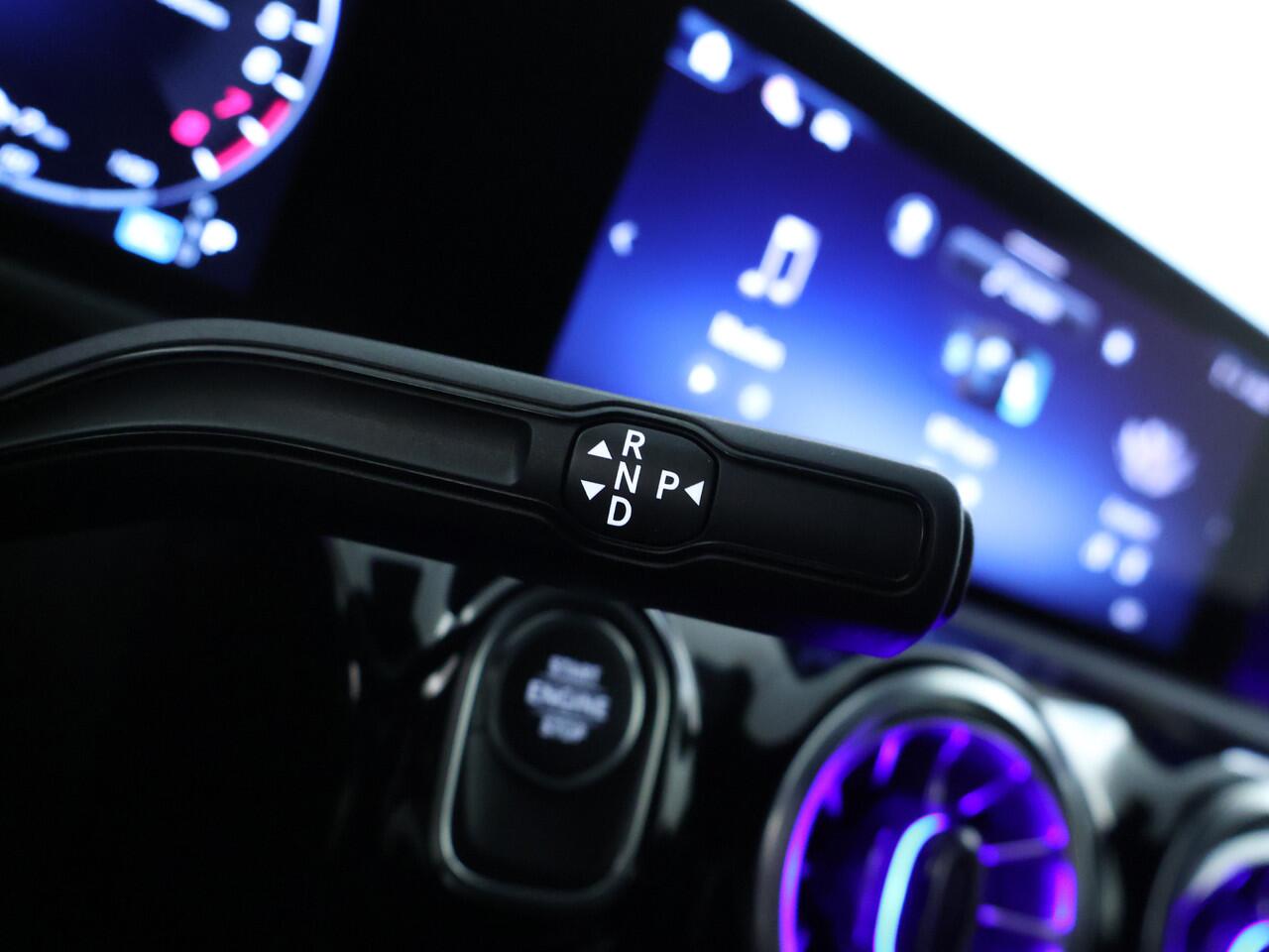 Mercedes-Benz A-KLASSE 250 e AMG Line AMG Line Advanced Plus | Night Pakket | 19 Inch AMG velgen | Stoel en Stuurverwarming. Inclusief 24 maanden MB Certified garantie voor Europa.