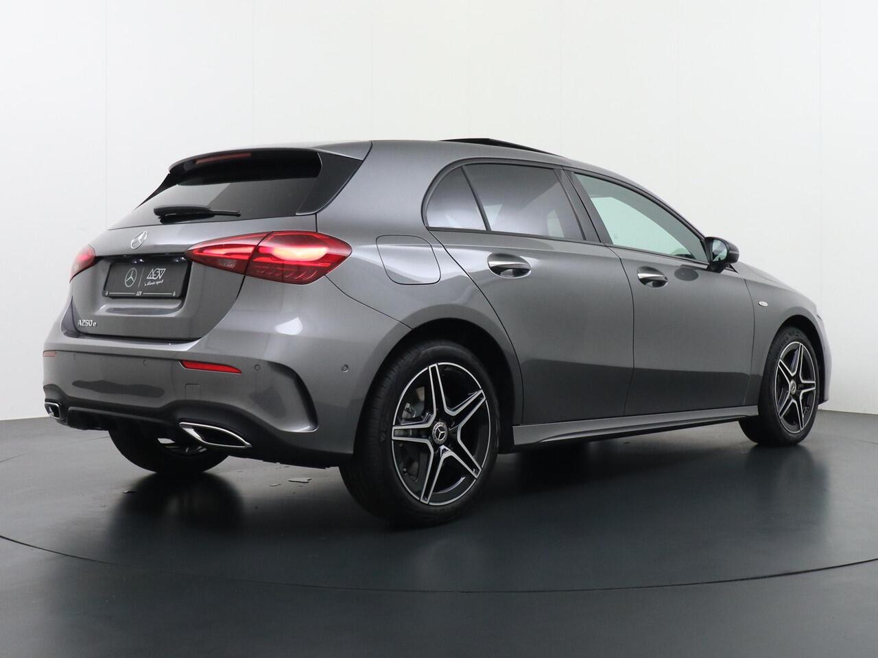 Mercedes-Benz A-KLASSE 250 e Business Solution AMG | Panorama - Schuifdak | Multibeam Led | Apple Carplay & Android Auto | Sfeerverlichting | Stoelverwarming Voorin | Achteruitrijcamera | Nightpakket