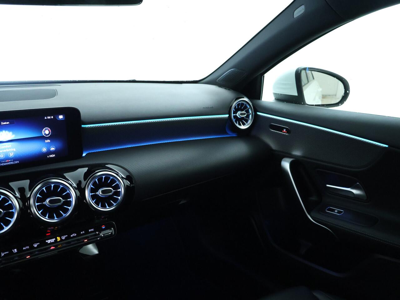 Mercedes-Benz A-KLASSE 180 Business Solution Luxury | Sfeerverlichting | Achteruitrijcamera | Led koplampen | Stoelverwarming | MBUX Augmented reality voor navigatie. Inclusief 24 maanden MB Certified garantie voor Europa.
