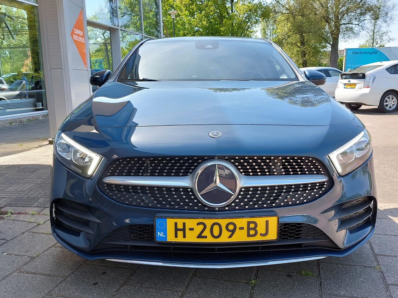 Mercedes-Benz A-KLASSE 180 136pk Automaat Business Solution AMG | Origineel NL | Navi | Apple Carplay+Android Auto | Clima | Cruise | Led Koplampen | Pdc V+A+Assist+Camera | Stoelverwarming | 18''lm