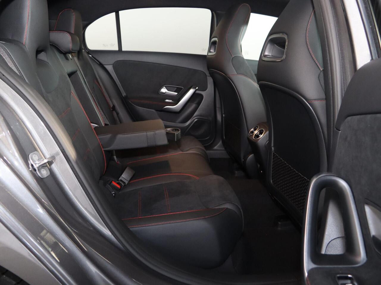 Mercedes-Benz A-KLASSE 250e Business Solution AMG | Panoramaschuifdak | Stoelverwarming | Achteruitrijcamera | MULTIBEAM LED | Nightpakket |