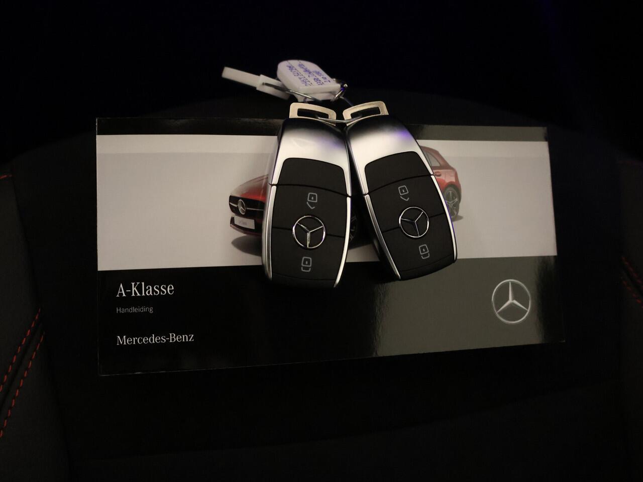 Mercedes-Benz A-KLASSE 250 e Star Edition AMG Line | Nightpakket | Distronic | Antidiefstalpakket URBAN GUARD PLUS | Dodehoekassistent | Panoramaschuifdak | Parkeerpakket met achteruitrijcamera | KEYLESS GO |