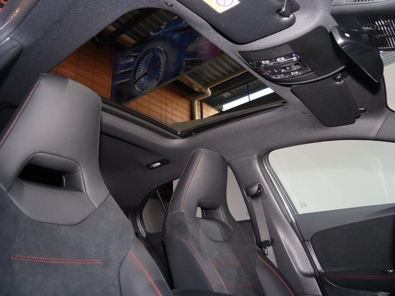 Mercedes-Benz A-KLASSE 250e Business Solution AMG | Panoramaschuifdak | Stoelverwarming | Achteruitrijcamera | MULTIBEAM LED |