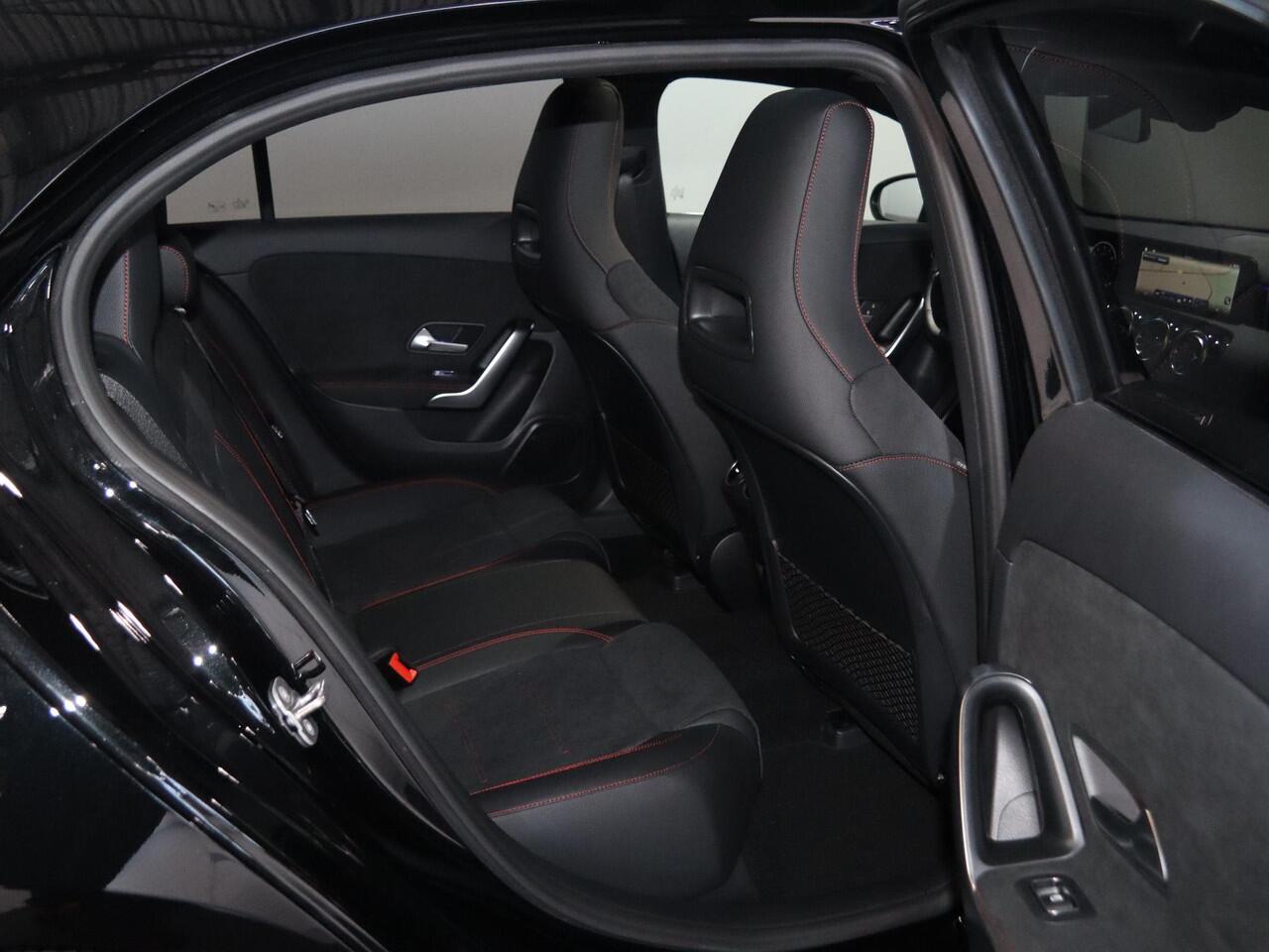 Mercedes-Benz A-KLASSE 180 Business Solution AMG | Panoramaschuifdak | Stoelverwarming | Achteruitrijcamera | MULTIBEAM LED | Night Pakket |