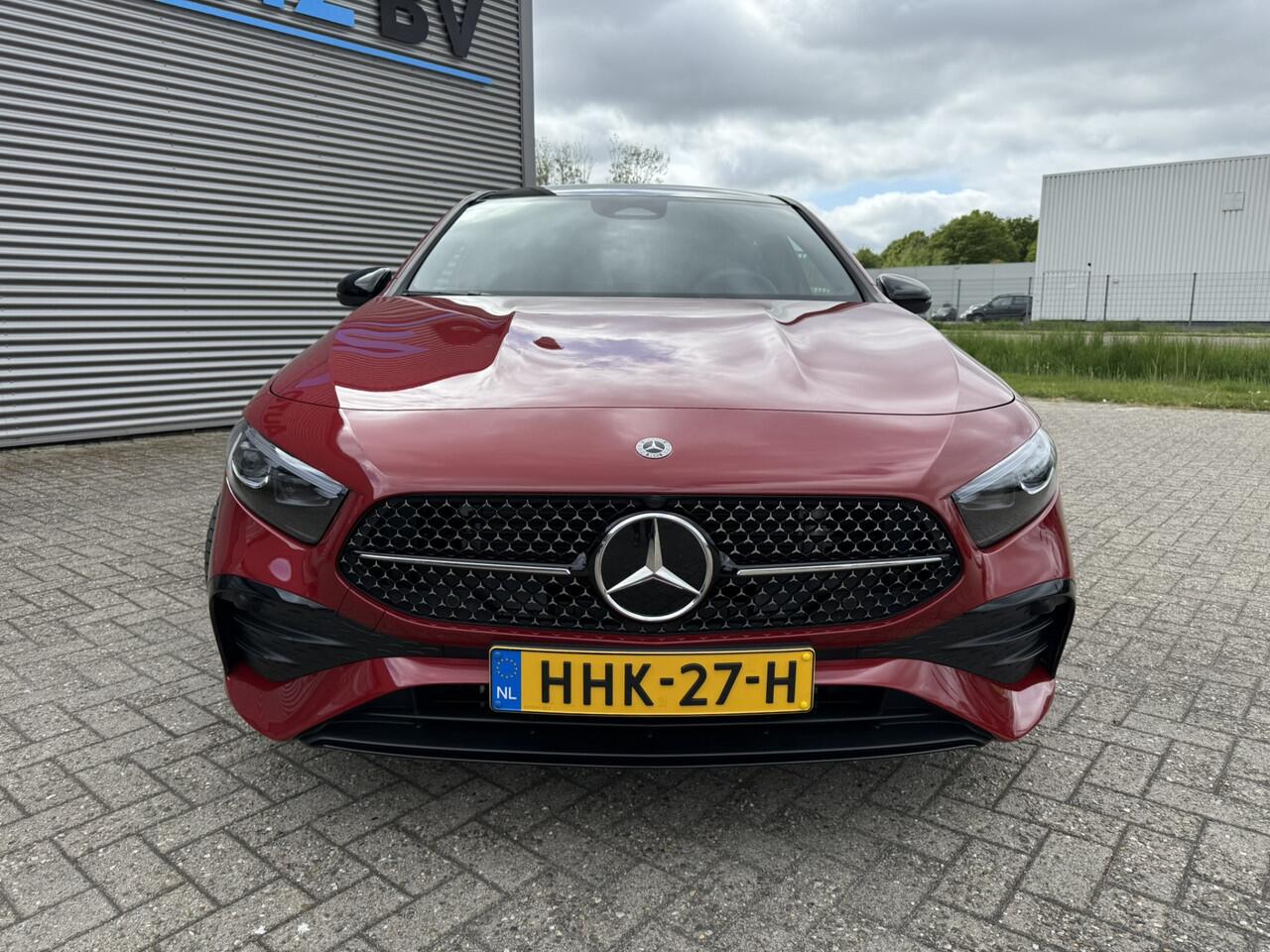 Mercedes-Benz A-KLASSE 180 AMG Line Star Edition 19 Inch Panoramadak Trekhaak Achteruitrijcamera