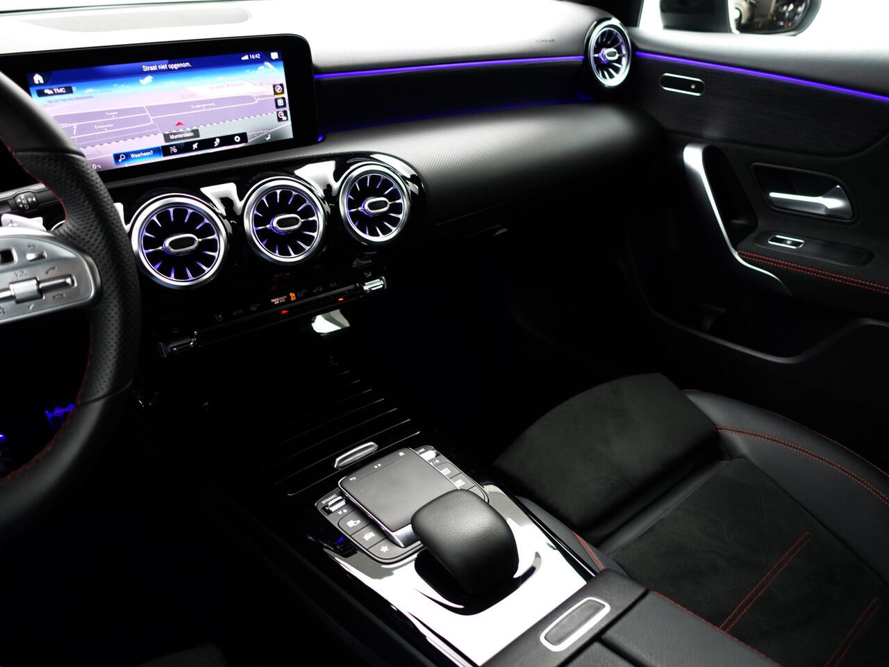 Mercedes-Benz A-KLASSE 250 AMG Night Edition Design aut- Panoramadak, Sfeerverlichting, Dynamic select, Lane Assist, Park Assist, Design Afwerking