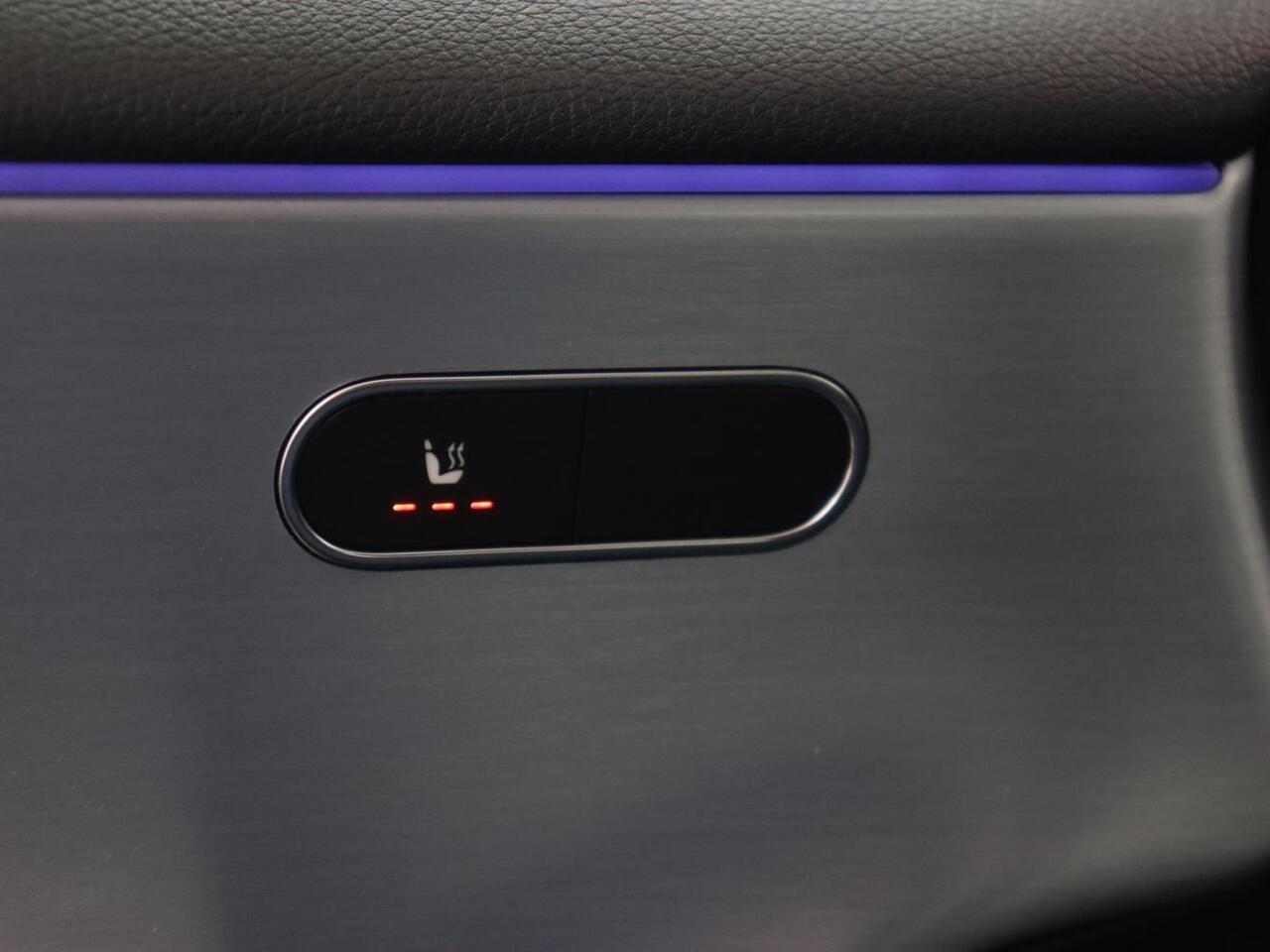 Mercedes-Benz A-KLASSE 250e AMG Limited | Carplay | Stoelverwarming | Camera | Leder/Alcantara | Sfeerverlichting | Navigatie | Park Assist | Full LED | DAB | Widescreen | Climate control | PHEV | Plug In