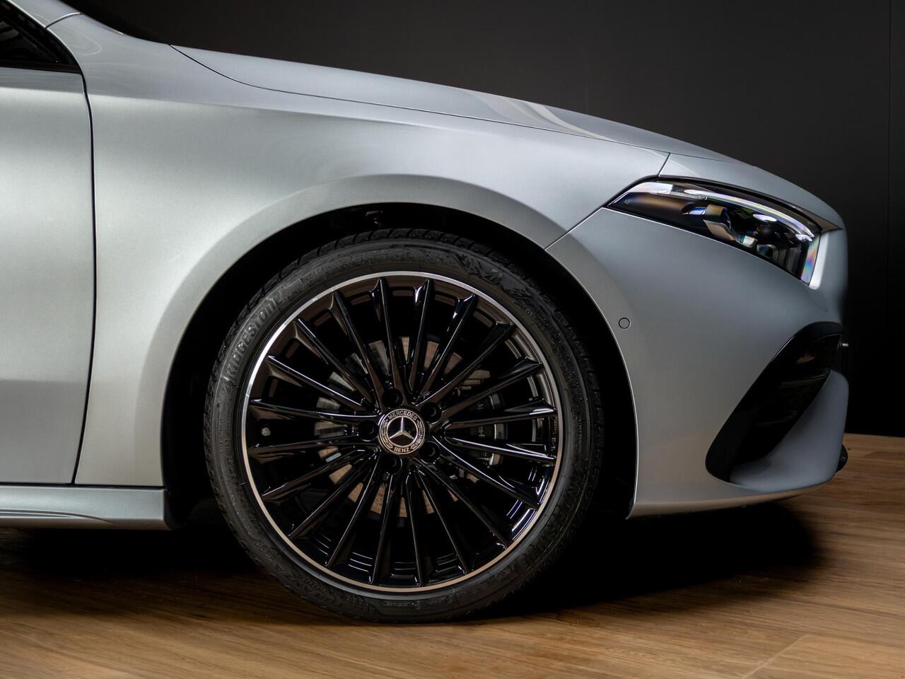 Mercedes-Benz A-KLASSE Limousine 180 Star Edition AMG Line PLUS Panorama dak