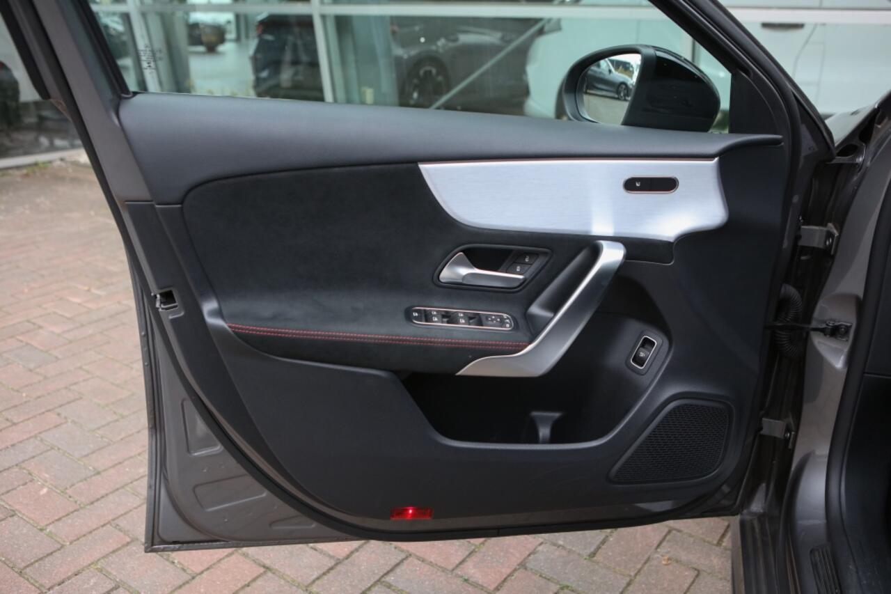 Mercedes-Benz A-KLASSE 180 Bns Sol. AMG | Pano | Sfeerverlichting |