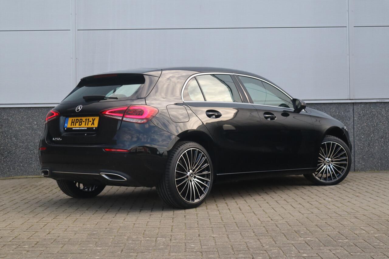 Mercedes-Benz A-KLASSE 250 e Luxury / SOH 93% / 19inch / Sfeer verlichting / Widescreen / Camera / Carplay /