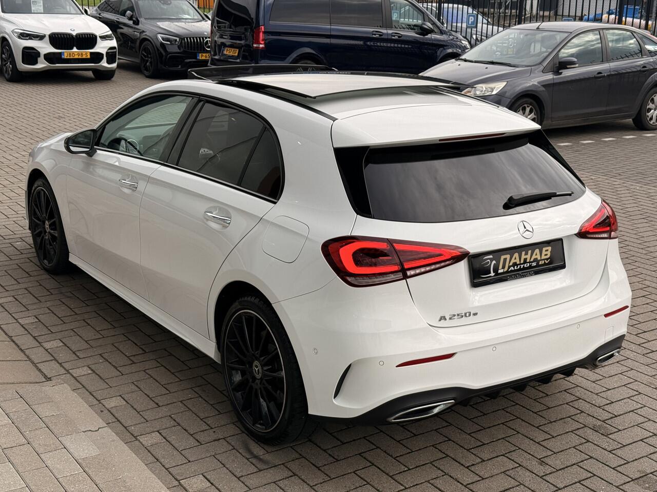 Mercedes-Benz A-KLASSE 250 e AMG Line | Nightpakket | Pano | Leder | El. stoelen | Achteruitrijcamera | Apple Carplay / Android Auto