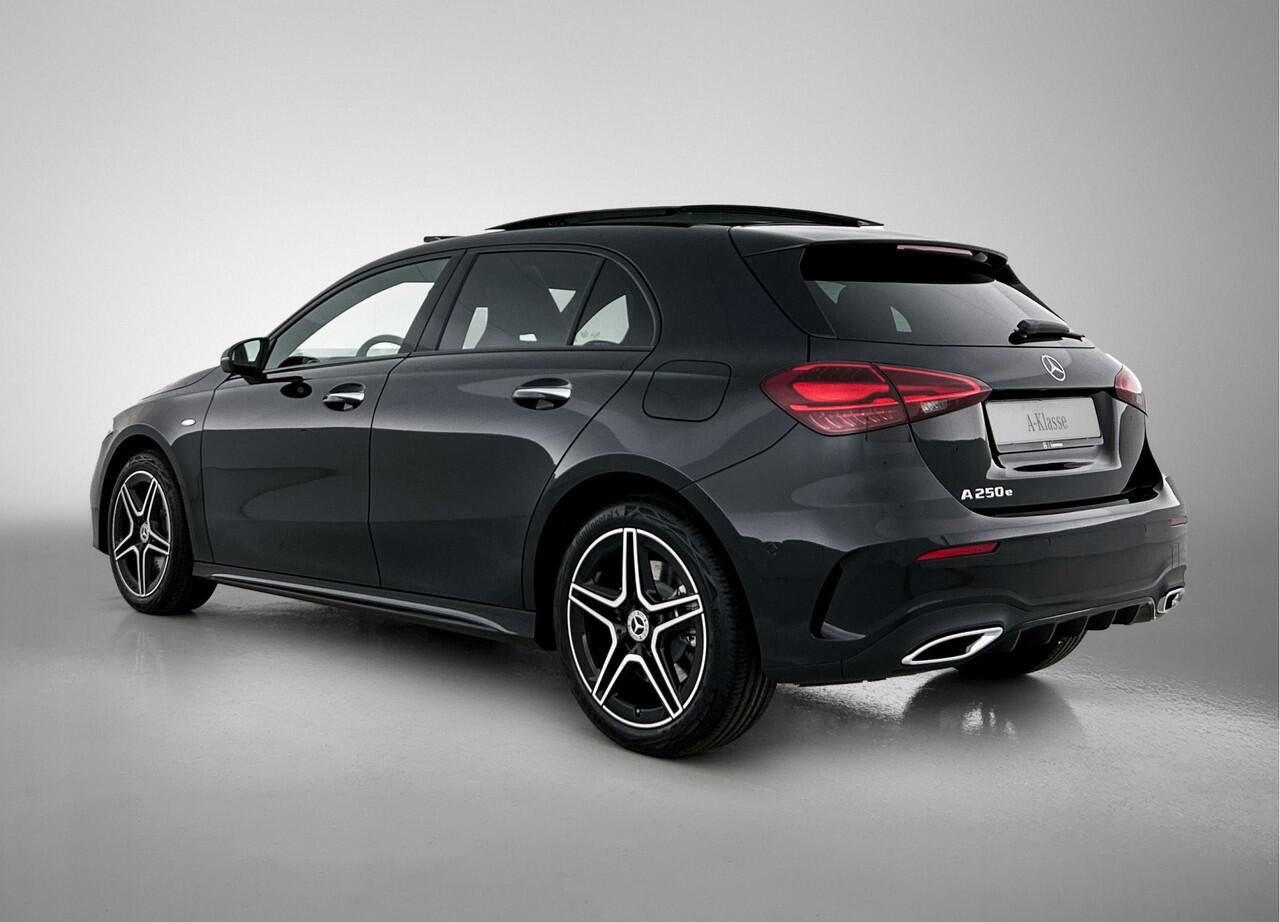 Mercedes-Benz A-KLASSE 250 e Business Solution AMG | Nightpakket | Parkeerpakket met achteruitrijcamera | KEYLESS GO | Sfeerverlichting | MULTIBEAM LED | Stoelverwarming voor | Spiegelpakket |