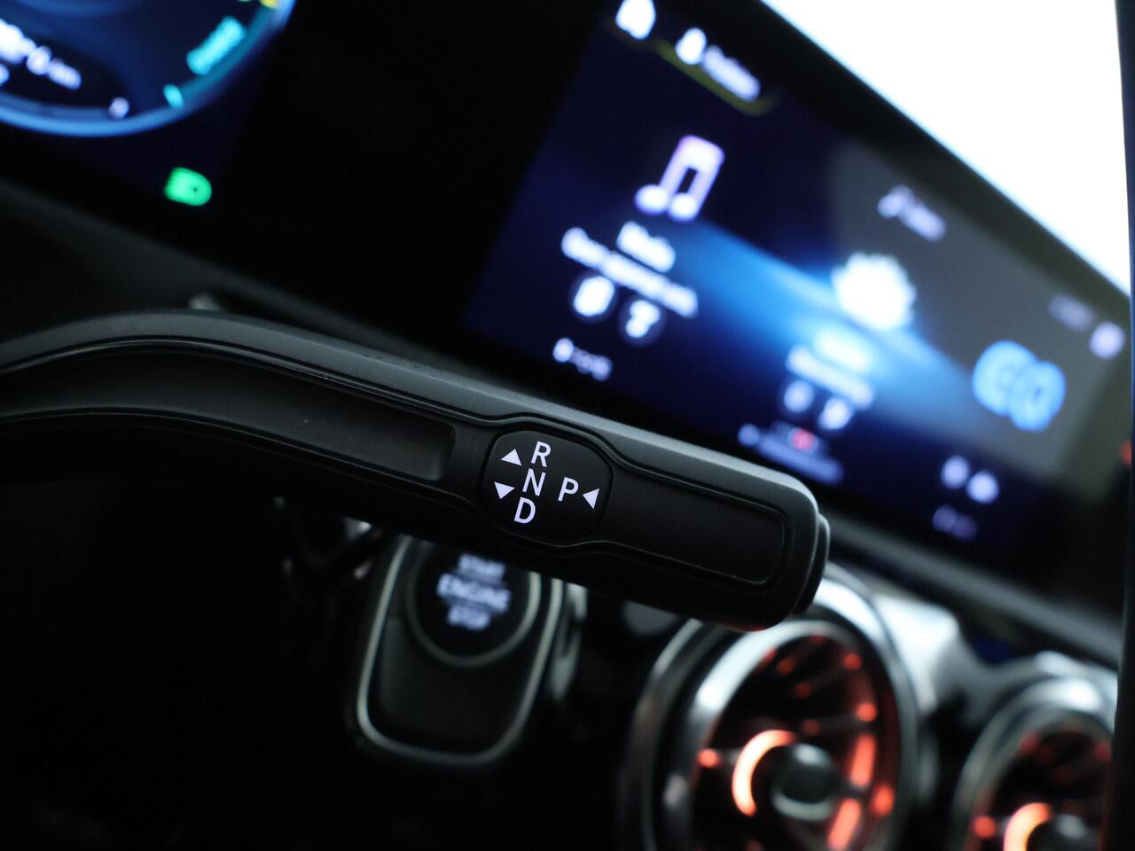 Mercedes-Benz A-KLASSE 250 e Sedan AMG Plug-In Hybride AMG Line | Night Pakket | Panorama Schuif-Kanteldak | 19 Inch AMG Velgen | Sfeerverlichting. Inclusief 24 maanden MB Certified garantie voor Europa.