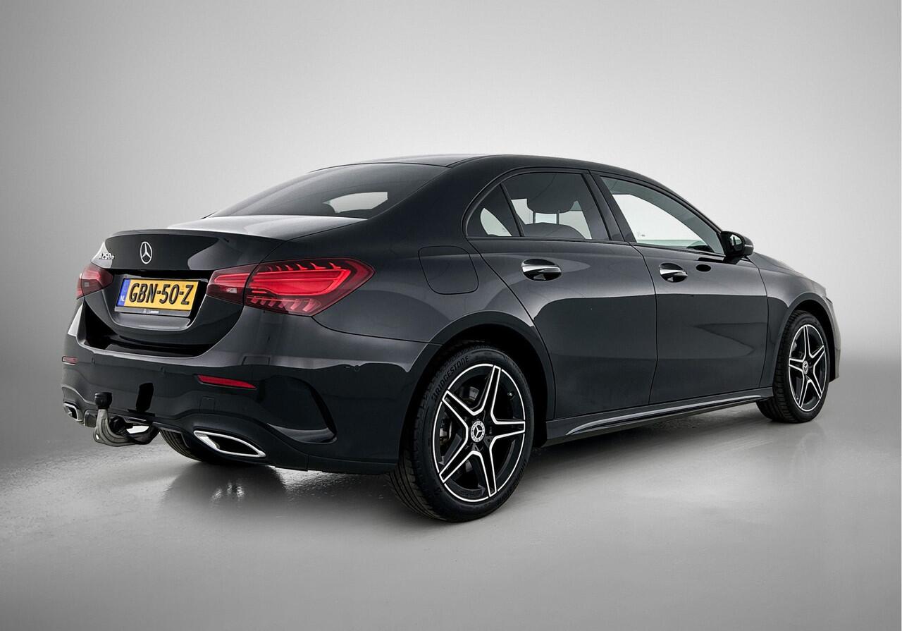 Mercedes-Benz A-KLASSE 250 e AMG Plug-In Hybride Trekhaak | AMG Line | Night Pakket | Alarm Klasse 3 | Dodehoekassistent | Distronic | Apple CarPlay | Sfeerverlichting. Inclusief 24 maanden Mercedes-Benz Certified garantie voor Europa.