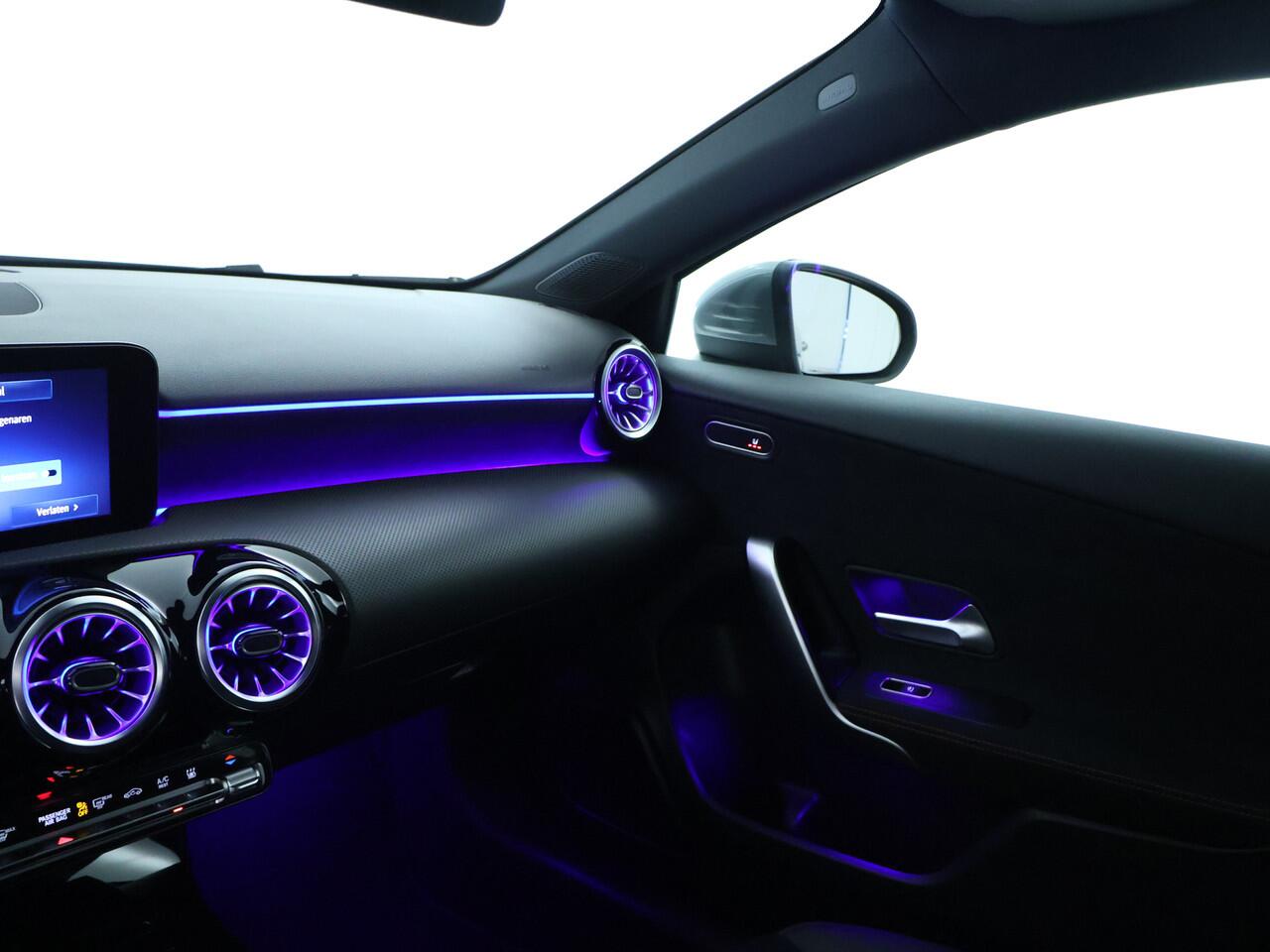 Mercedes-Benz A-KLASSE 250 e Star Edition AMG Line | AMG Line | Sfeerverlichting | Achteruitrijcamera | Apple CarPlay | Inclusief 24 maanden MB Certified garantie voor Europa.