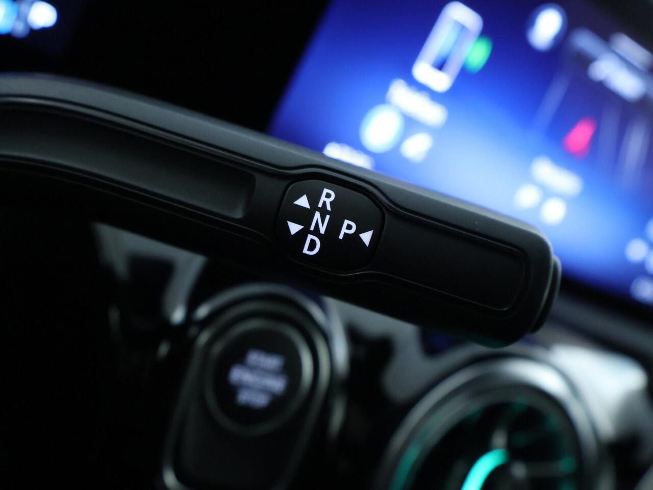 Mercedes-Benz A-KLASSE 250 e Business Solution AMG | Nightpakket | AMG Line Plus pakket | Parkeerpakket met 360°-camera | KEYLESS GO-comfortpakket | Verwarmde stoelen vooraan | Extra USB-poorten | Dodehoekassistent | Head-up display |