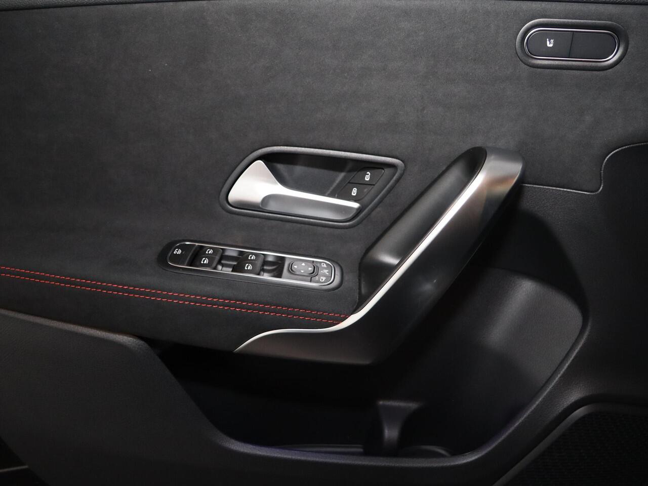 Mercedes-Benz A-KLASSE 180 Star Edition AMG Line | Achteruitrijcamera | LED-koplampen | Stoelverwarming voor