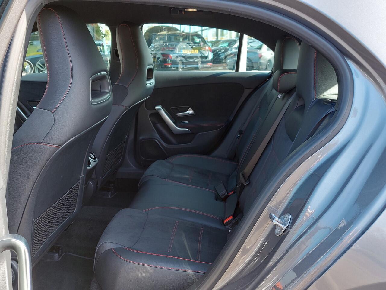 Mercedes-Benz A-KLASSE 180 136pk Automaat Business Solution AMG | Origineel NL | Navi | Apple Carplay+Android Auto | Clima | Cruise | Led Koplampen | Pdc V+A+Assist+Camera | Stoelverwarming | 18''lm